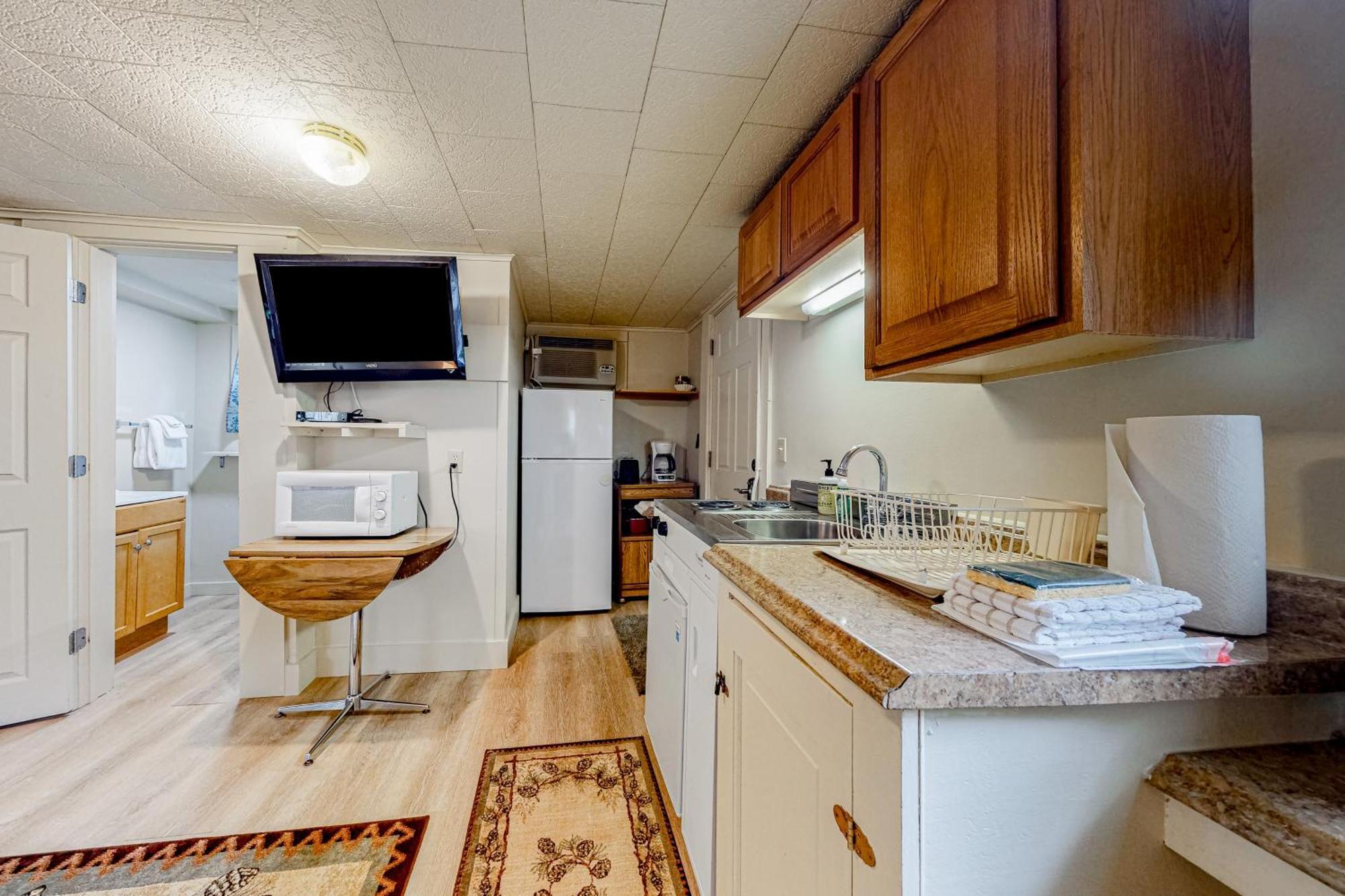 Riverbank Motel And Cabins Managed By Vacasa Lincoln Room photo