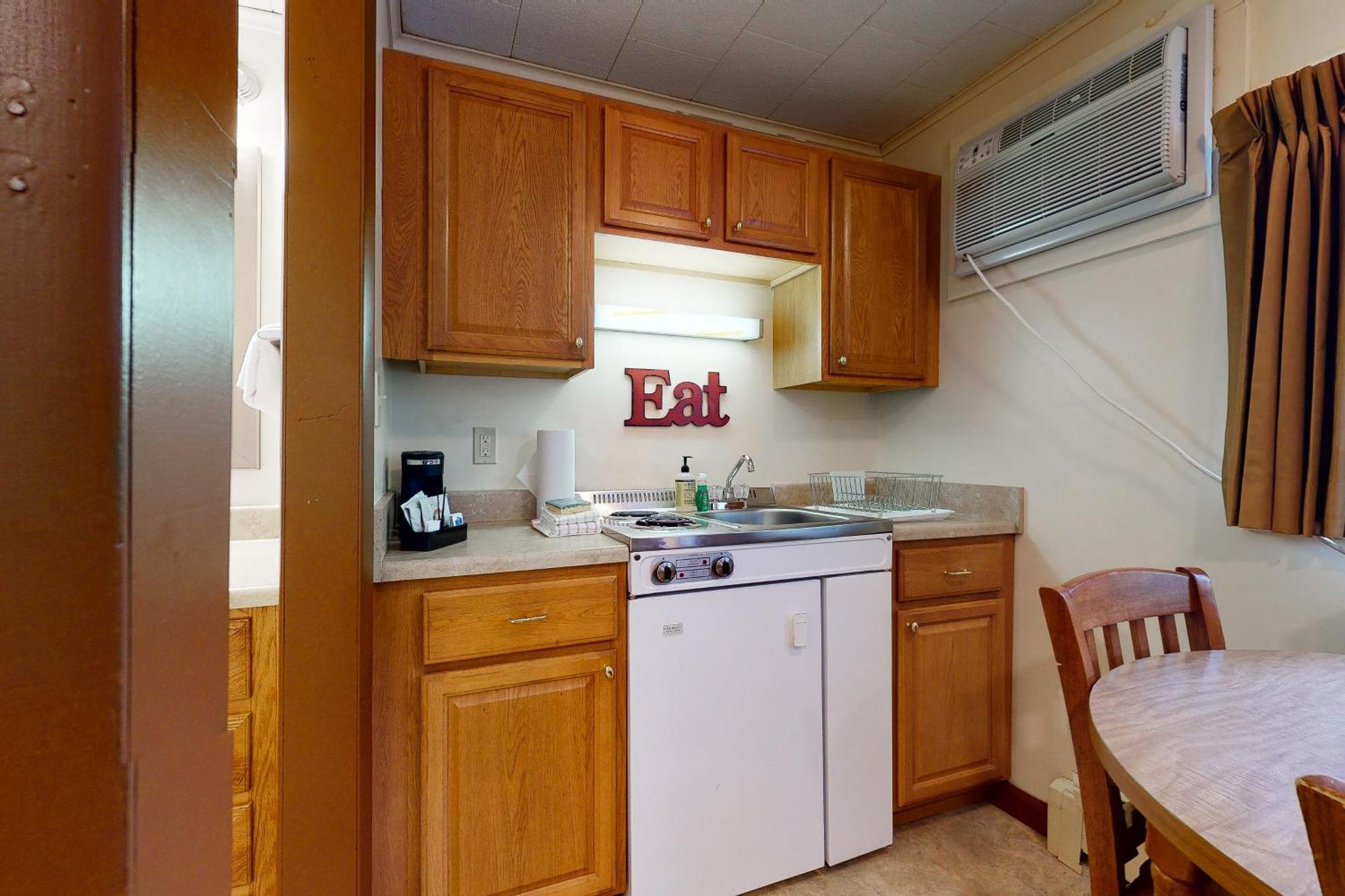 Riverbank Motel And Cabins Managed By Vacasa Lincoln Room photo